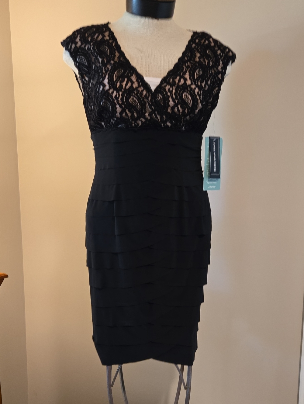 Elegant Black Lace V-Neck Cocktail Dress